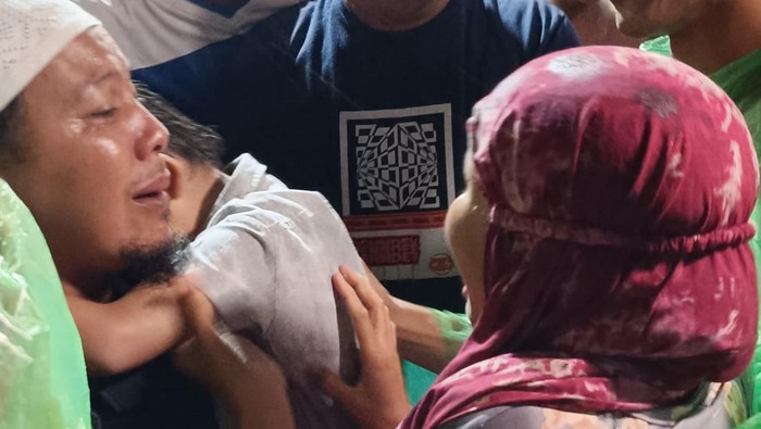 Balita yang terjatuh ke gorong-gorong wilayah Subagan, Karangasem berhasil diselamatkan, Senin (20/1/2025).(dok. Polres Karangasem )