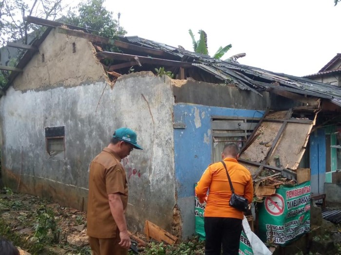 Bangunan di Ciawi, Bogor, rusak diterjang angin kencang (dok.istimewa)