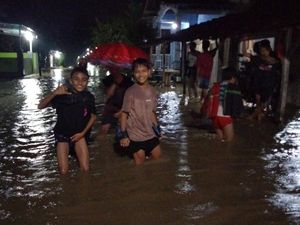 Hujan Deras Sejak Sore, 2 RT di Desa Jatingarang Sukoharjo Kebanjiran