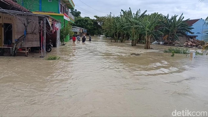 Penampakan sejumlah rumah yang tergenang akibat banjir di Desa Tlogoweru, Demak, Selasa (21/1/2025).