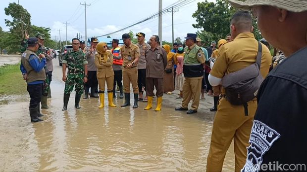 Bupati Demak Eisti'anah saat meninjau lokasi terdampak banjir di Kecamatan Kebonagung dan Guntur, Selasa (21/1/2025).