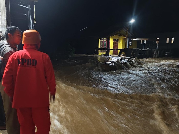 Banjir di Desa Kasinoman, Kecamatan Kalibening, Kabupaten Banjarnegara, Senin (20/1/2025) malam.