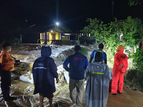 Banjir di Desa Kasinoman, Kecamatan Kalibening, Kabupaten Banjarnegara, Senin (20/1/2025) malam.