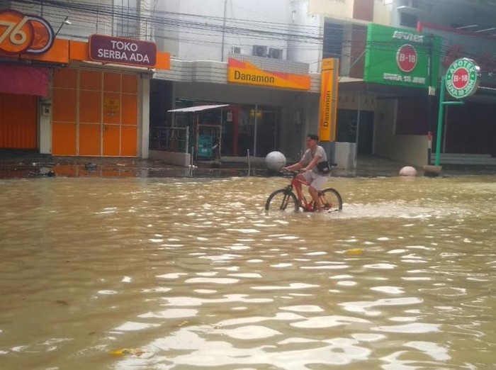 Banjir di Purwodadi, pusat Kabupaten Grobogan, Selasa (21/1/2025) siang.