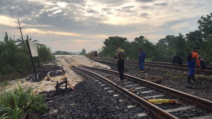 Jalur Kereta Gubeng-Karangjati mengalami gangguan operasional karena banjir. Perjalanan kereta api terganggu akibat banjir yang terjadi di petak jalan antara Stasiun Gubug dan Stasiun Karangjati, Kabupaten Grobogan, Jawa Tengah.