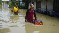 Di salah satu titik, banjir yang merendam setinggi paha orang dewasa.  
