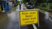 Banjir merendam jalan utama Kota Kendal, Jawa Tengah.
