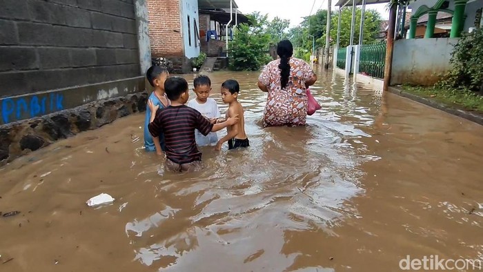 Banjir di permukiman Kabupaten dan Kota Pasuruan sejak Senin (20/1/2025) malam belum surut. Banjir menyebabkan aktivitas warga lumpuh.