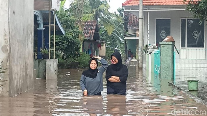 banjir pasuruan Banjir di permukiman Kabupaten dan Kota Pasuruan sejak Senin (20/1/2025) malam belum surut. Banjir menyebabkan aktivitas warga lumpuh.