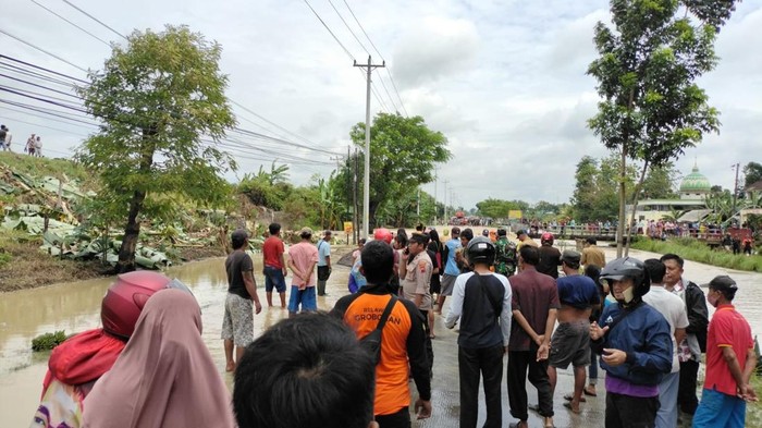Banjir putus Jalan Semarang-Purwodadi, Tindanding, Grobogan, Selasa (21/1/2025).