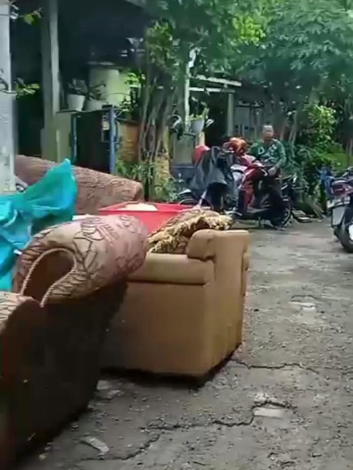 Warga Kelurahan Bendan Duwur, Kecamatan Gajahmungkur, Kota Semarang, saat menjemur perabotan akibat banjir, Selasa (21/1/2025).