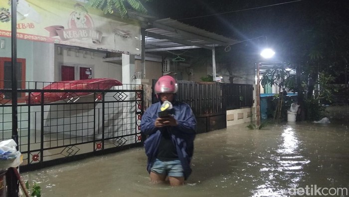 Suasana banjir di Perumahan Dinar Indah, Kelurahan Meteseh, Kecamatan Tembalang hingga setinggi paha orang dewasa, Senin (20/1/2025).