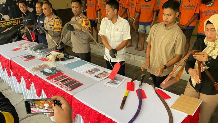 Barang bukti kasu pembacokan di Sidoarjo
