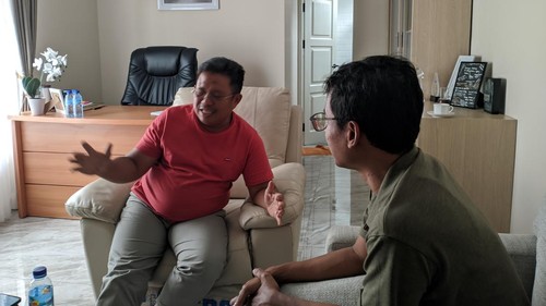 Bupati Lombok Barat terpilih, Lalu Ahmad Zaini, saat ditemui detikBali di kediamannya, Selasa (21/1/2025). (Ahmad Viqi/detikBali)