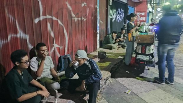 Aria, Aftah, dan Alga warga Grand Depok City asyik menikmati V60 Japanese Kintamani dan Argopuro racikan Caroline Shierly.