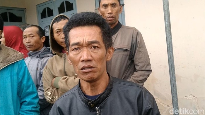 Dahono warga Gumelem, Petungkriyono, nyaris saja menjadi korban longsor tersebut andai tidak segera keluar dari mobil.
