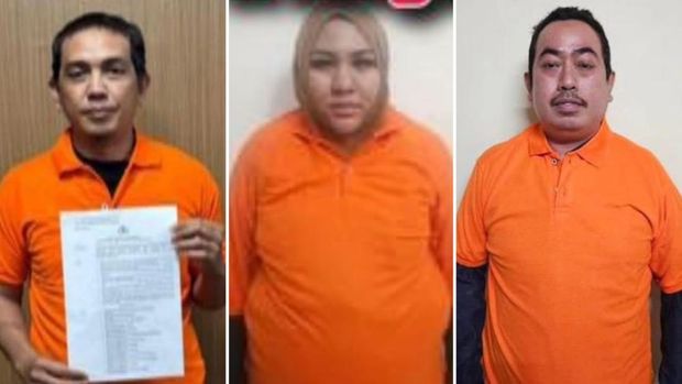 (Dari kiri ke kanan) Tiga tersangka skincare merkuri yakni Mustadir, Mira Hayati, dan Agus Salim. (Dari kiri ke kanan) Tiga tersangka skincare merkuri yakni Mustadir, Mira Hayati, dan Agus Salim.