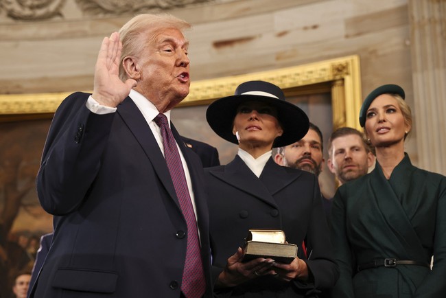 Ada Aja Gebrakan Trump di Hari Pertama Jadi Presiden