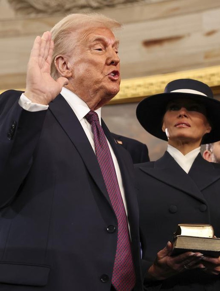 Detik-detik Trump Resmi Kembali Menguasai AS President-elect Donald Trump takes the oath of office as he is sworn in as president during the 60th Presidential Inauguration in the Rotunda of the U.S. Capitol in Washington, Monday, Jan. 20, 2025. (Chip Somodevilla/Pool Photo via AP)