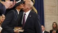 Taipan real estat ini menjadi presiden kedua dalam 132 tahun setelah Groger Cleveland yang disumpah untuk masa jabatan kedua tidak berturut-turut. (Chip Somodevilla/Pool Photo via AP)
