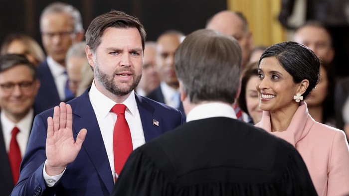 Detik-detik Trump Resmi Kembali Menguasai AS Vice President-elect JD Vance, left, takes oath as his wife Usha Vance watches during the 60th Presidential Inauguration in the Rotunda of the U.S. Capitol in Washington, Monday, Jan. 20, 2025. (Kevin Lamarque/Pool Photo via AP)