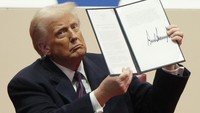 Kemenangan Trump bisa dikatakan sangat meyakinkan. Ia mengalahkan Wakil Presiden Kamala Harris dengan 312 electoral vote berbanding 226 menyapu seluruh 7 swing states. (AP Photo/Matt Rourke)