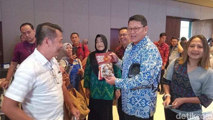 Direktur PT Bank Central Asia Tbk (BBCA) John Kosasih menyerahkan sertifikasi halal ke sejumlah pelaku UMKM secara simbolis, di Denpasar, Bali, Selasa (21/1/2025). (Foto: Aryo Mahendro/detikBali)