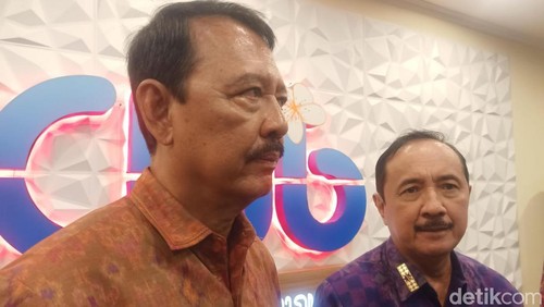 Wakil Ketua PHRI Bali I Gusti Ngurah Rai Suryawijaya (kiri) dan Kepala Dinas Pariwisata Provinsi Bali Tjok Bagus Pemayun di kantor Dispar, Selasa (21/1/2025).