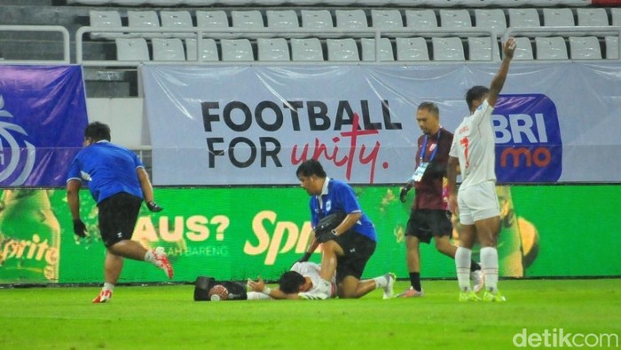 Tim medis PSIS melakukan pertolongan pertama kepada pemain Persis yang terkapar di lapangan.