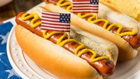 Satu lagi makanan favoritnya adalah hot dog. Trump terlihat sering menikmati hot dog pada acara pertandingan baseball. Foto: Getty Images/iStockphoto