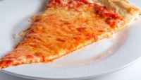 Trump juga menyukai pizza klasik gaya New York. Varian pizzanya berupa pizza keju yang mulur gurih dan ringan dari gerai Pizza Hut. Foto: iStock/site news