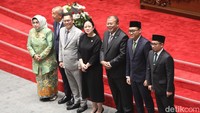 Pimpinan DPR berfoto dengan Anisah Syakur, Muhammad Hilman Mufidi dan Muhammad Khozin.