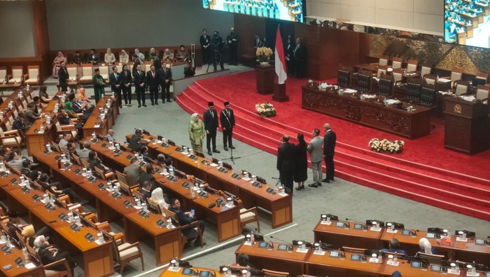 DPR melantik anggota DPR dan MPR pengganti antarwaktu (PAW) masa jabatan tahun 2024-2029 dalam rapat paripurna. Sebanyak tiga anggota DPR baru dilantik dari Fraksi PKB, Faisol Riza, Gus Irsyad dan Ghufron Sirodj.