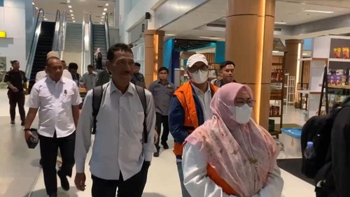 Dua terdakwa perkara korupsi pembangunan gedung shelter tsunami yang berada di Pemenang, Lombok Utara, atas nama Aprialely Nirmala dan Agus Heriyanto tiba di NTB. (Foto: Istimewa)