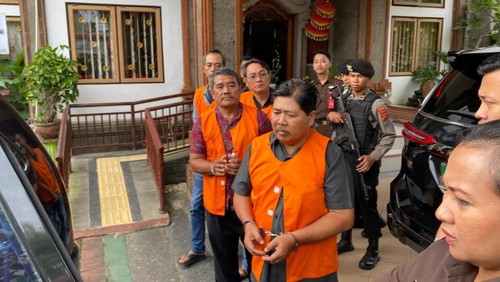 Empat tersangka korupsi dana UEP Kerambitan, Tabanan, digiring ke mobil untuk dititipkan ke Lapas Kelas IIA Kerobokan. (Firizqi Irwan/detikBali)