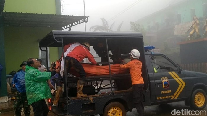 Evakuasi korban longsor Petungkriyono, Pekalongan, Selasa (21/1/2025).