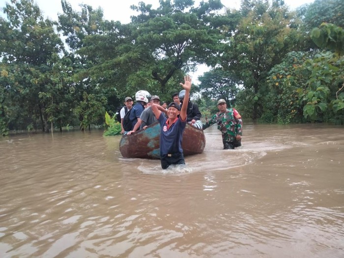 Evakuasi warga di Kecamatan Sragen, Kabupaten Sragen, yang terdampak banjir, Selasa (22/1/2025) pagi.
