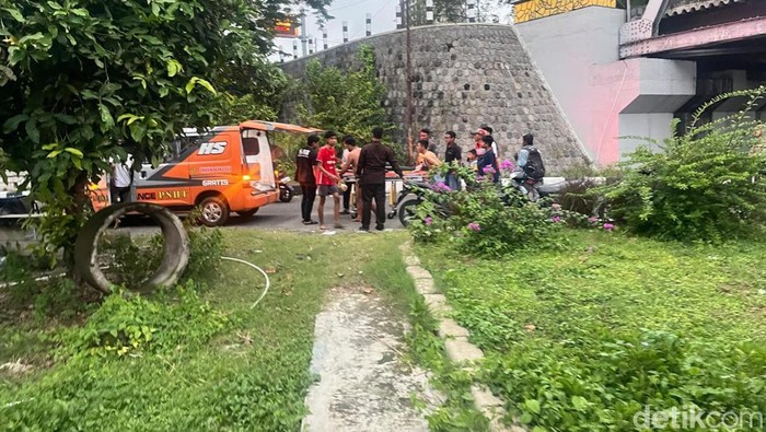 Evakuasi perempuan yang loncat dari Jembatan Jurug ke Sungai Bengawan Solo, Selasa (21/1/2025).