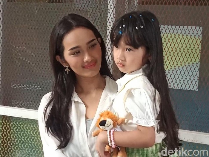 Faby Marcelia dan anaknya saat ditemui di kawasan Jakarta.