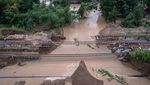 Foto Udara Jalur Kereta Api Amblas Terdampak Banjir Grobogan