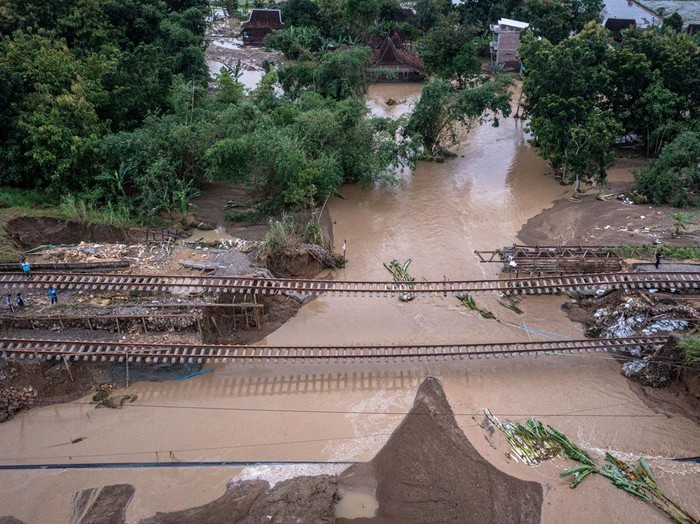 Foto udara kondisi rel kereta api km 32+5/7 antara Stasiun Gubug - Karangjati yang tanggul penyangganya amblas tergerus banjir luapan air Sungai Tuntang di Gubug, Kabupaten Grobogan Jawa Tengah, Selasa (21/1/2025). Hingga pukul 18.30 WIB, petugas PT KAI (Persero) DAOP 4 Semarang masih terus melakukan perbaikan jalur kereta api yang terdampak luapan air di jalur tersebut, sementara itu sejumlah perjalanan kereta api yang terganggu telah dilakukan rekayasa pola operasi berupa pengalihan rute perjalanan kereta api dan pembatalan beberapa perjalanan. ANTARA FOTO/Aji Styawan/nym.