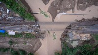 Sementara itu, sejumlah perjalanan kereta api yang terganggu telah dilakukan rekayasa pola operasi berupa pengalihan rute perjalanan kereta api dan pembatalan beberapa perjalanan.