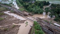 Foto udara kondisi rel kereta api km 32+5/7 antara Stasiun Gubug - Karangjati yang tanggul penyangganya amblas tergerus banjir luapan air Sungai Tuntang di Gubug, Kabupaten Grobogan Jawa Tengah, Selasa (21/1/2025).