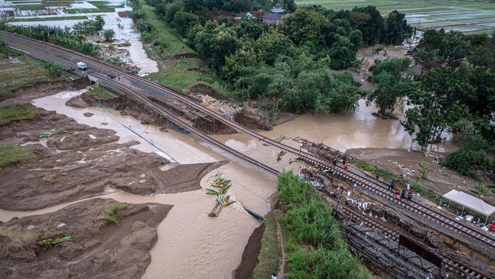 Foto udara kondisi rel kereta api km 32+5/7 antara Stasiun Gubug - Karangjati yang tanggul penyangganya amblas tergerus banjir luapan air Sungai Tuntang di Gubug, Kabupaten Grobogan Jawa Tengah, Selasa (21/1/2025). Hingga pukul 18.30 WIB, petugas PT KAI (Persero) DAOP 4 Semarang masih terus melakukan perbaikan jalur kereta api yang terdampak luapan air di jalur tersebut, sementara itu sejumlah perjalanan kereta api yang terganggu telah dilakukan rekayasa pola operasi berupa pengalihan rute perjalanan kereta api dan pembatalan beberapa perjalanan. ANTARA FOTO/Aji Styawan/nym.