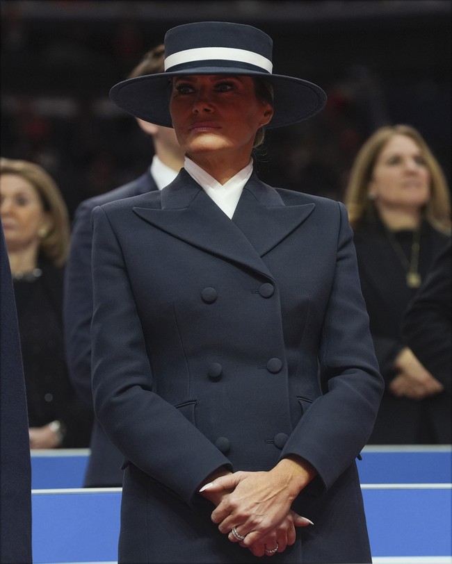 Pesan untuk mendukung industri kreatif lokal semakin dipertegas dengan aksesori statement berupa topi bundar bergaya klasik buatan Eric Javits, milliner atau desainer topi asal Amerika Serikat. Melania nyaris gagal memakai topi tersebut karena produk pertamanya rusak di perjalanan dari Miamai menuju New York City. Javits kemudian membuat ulang dan topi diambil langsung oleh stylist Melania, Herve Pierre. “Saya sempat panik setelah topi pertama rusak di perjalanan,” kata Eric kepada Wall Street Journal. (Foto: AP Photo/Evan Vucci)