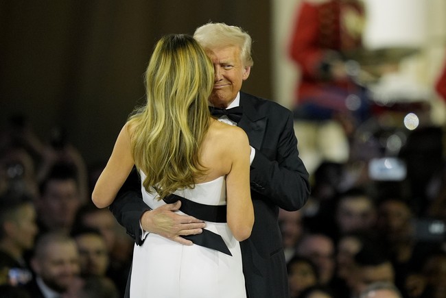 Aksentuasi yang menyerupai pita hitam seperti membungkus gaun. Pada bagian belakang, pita disusun secara asimetris. (Foto: AP Photo/Alex Brandon)