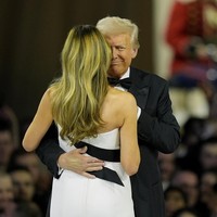 Aksentuasi yang menyerupai pita hitam seperti membungkus gaun. Pada bagian belakang, pita disusun secara asimetris. (Foto: AP Photo/Alex Brandon)