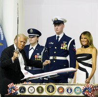 Di jajaran aksesori, hiasan leher berbentuk choker hitam menjadi andalan. Bros berlian ikut menghiasi. (Foto: AP Photo/Alex Brandon)