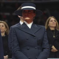 Pesan untuk mendukung industri kreatif lokal semakin dipertegas dengan aksesori statement berupa topi bundar bergaya klasik buatan Eric Javits, milliner atau desainer topi asal Amerika Serikat. Melania nyaris gagal memakai topi tersebut karena produk pertamanya rusak di perjalanan dari Miamai menuju New York City. Javits kemudian membuat ulang dan topi diambil langsung oleh stylist Melania, Herve Pierre. “Saya sempat panik setelah topi pertama rusak di perjalanan,” kata Eric kepada Wall Street Journal. (Foto: AP Photo/Evan Vucci)