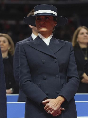 Gaya Melania Trump di Inaugurasi 2025 First lady Melania Trump watches as President Donald Trump attends an indoor Presidential Inauguration parade event at Capital One Arena, Monday, Jan. 20, 2025, in Washington. (AP Photo/Evan Vucci)
